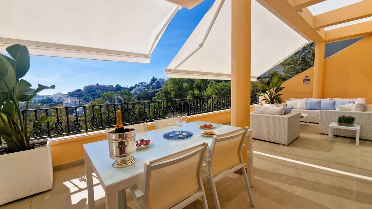 Sprzedaż duplexu w Urbanización Vista Real, 39, Marbella photo 3