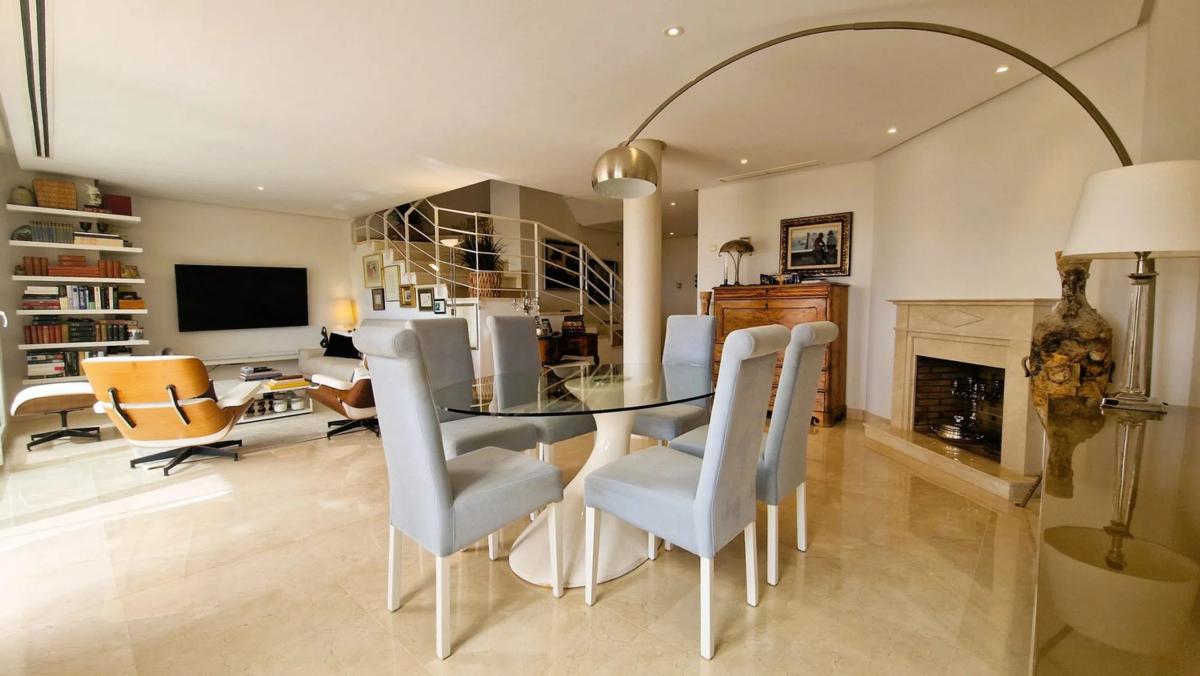 Sprzedaż duplexu w Urbanización Vista Real, 39, Marbella photo 5