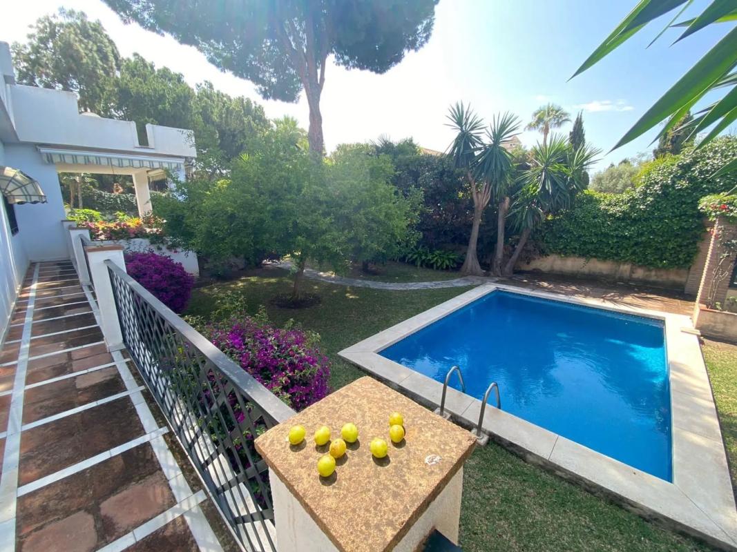 Sprzedaż niezależnego domku jednorodzinnego w  CASARES-UR ROCIO NAGUELES, Marbella photo 4