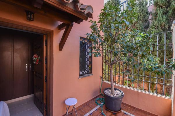 Четырехквартирный дом на продажу на  Calle Pléyades, 28 , Марбелла photo 4