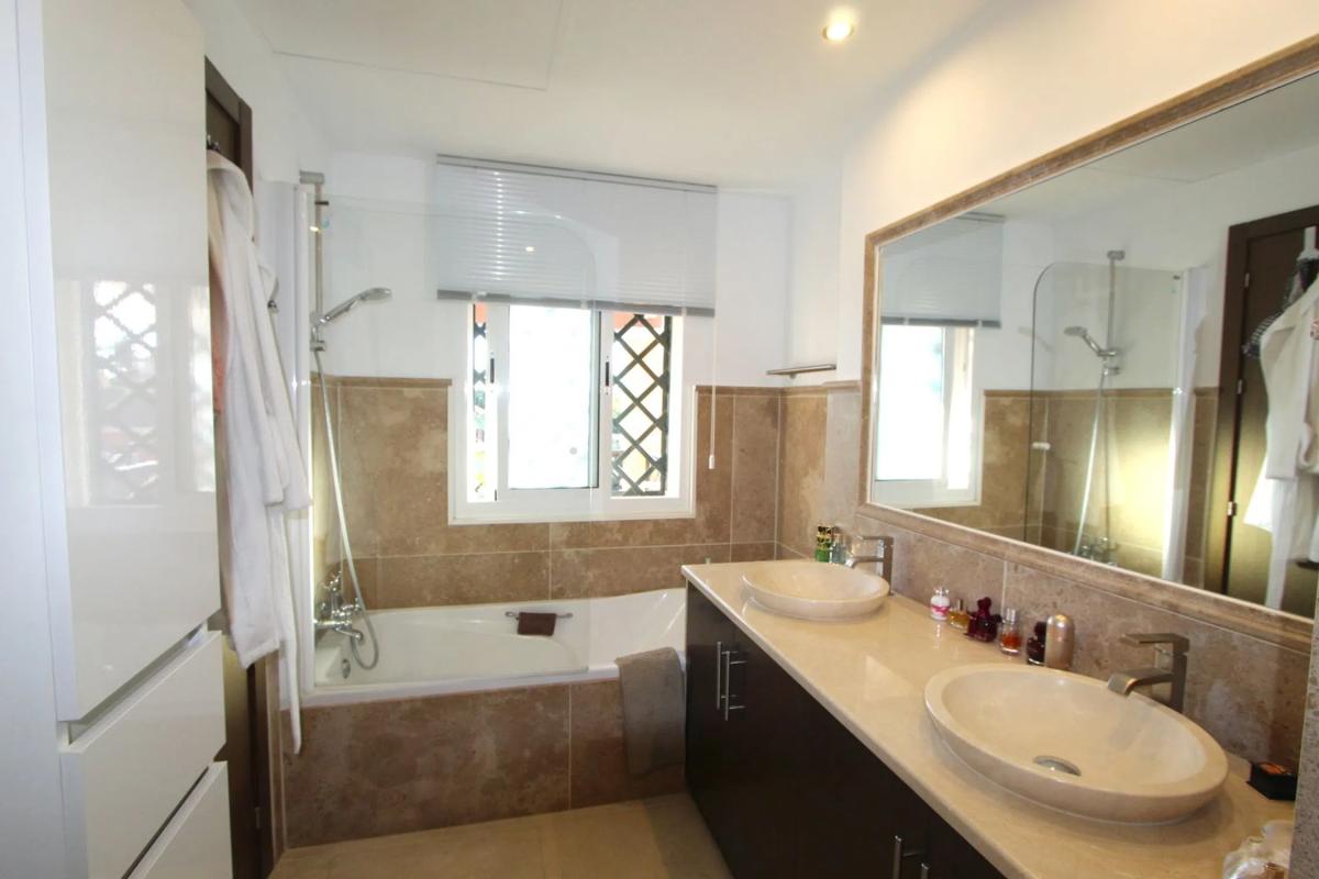 Venta de chalet adosado en Calle Pléyades , Marbella photo 4