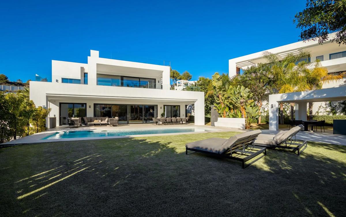 Sale of independent chalet in Barrio Los Naranjos, Marbella
photo 1