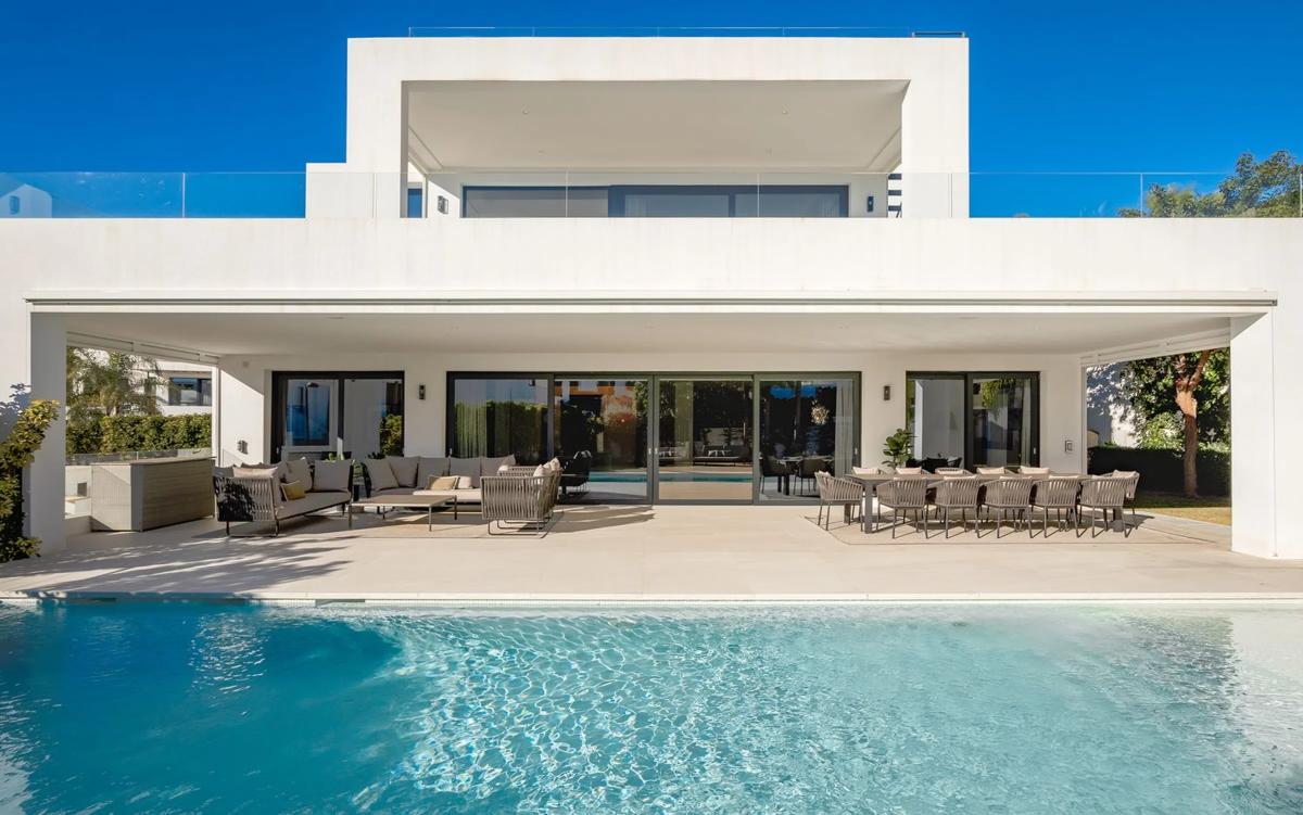 Sale of independent chalet in Barrio Los Naranjos, Marbella
photo 2