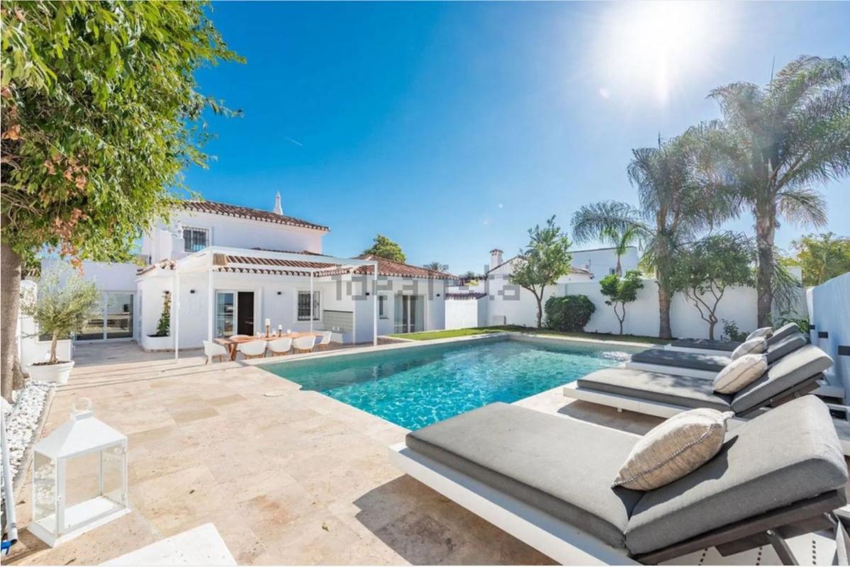 Продажа отдельного шале в Urbanizacion Nueva Andalucia K, Марбелла photo 1