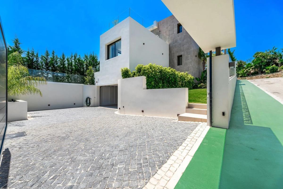 Sale of independent chalet in Barrio Los Naranjos, Marbella
 photo 4