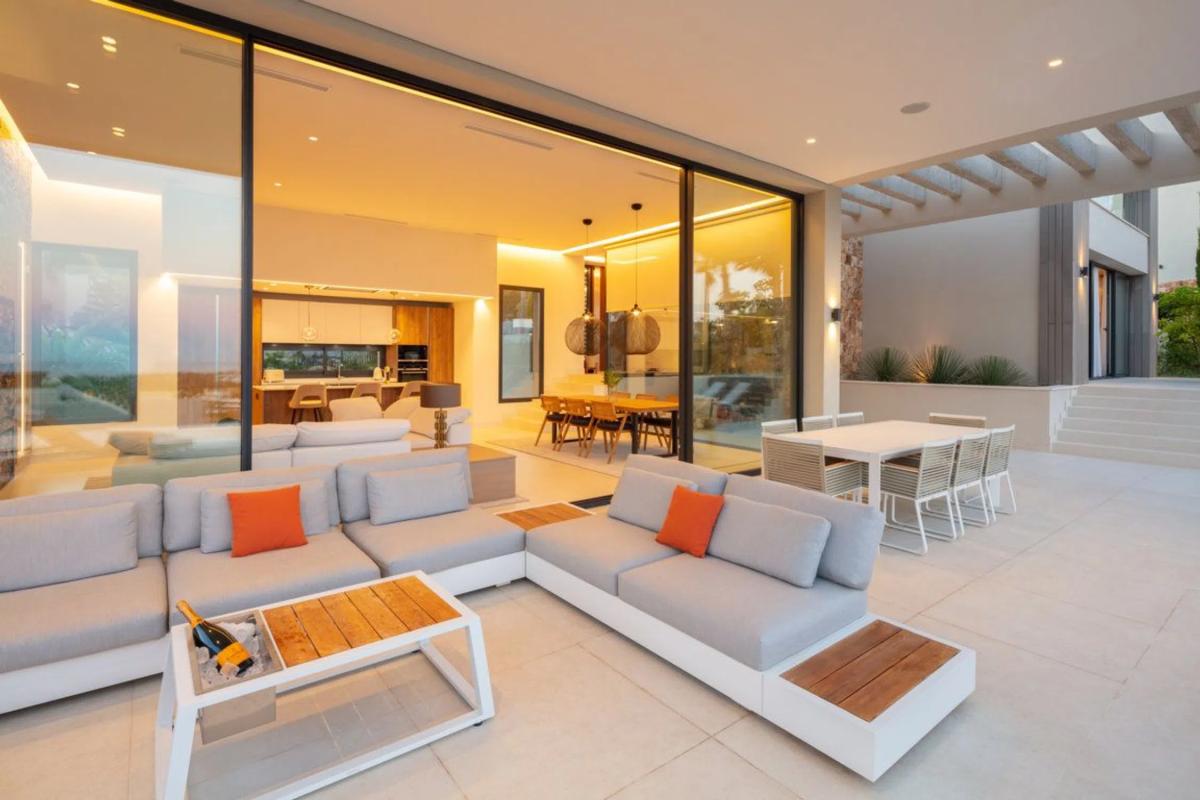 Sale of independent chalet in Calle Pléyades, 9, Marbella
photo 1