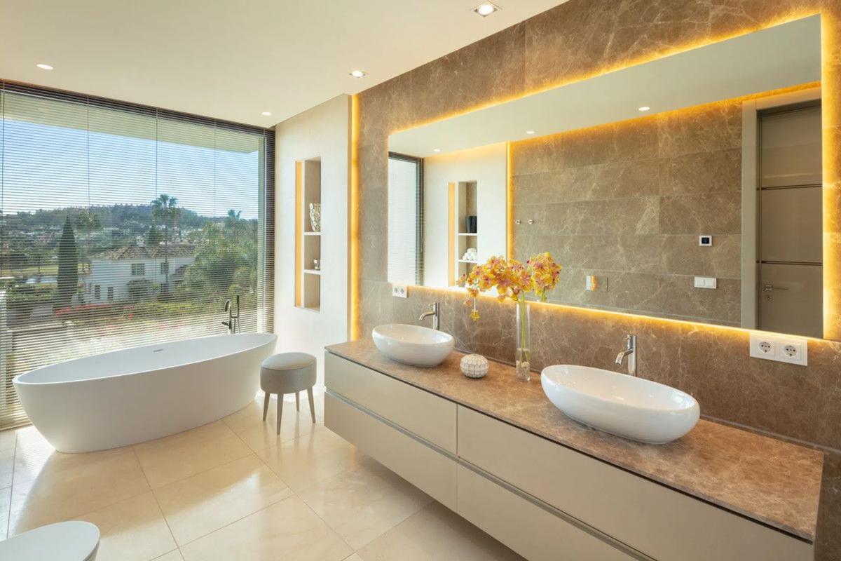 Sale of independent chalet in Barrio Los Naranjos, Marbella
 photo 5