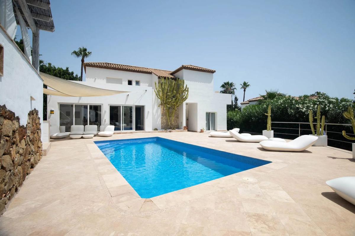 Sale of independent chalet in Barrio Los Naranjos, Marbella
 photo 2