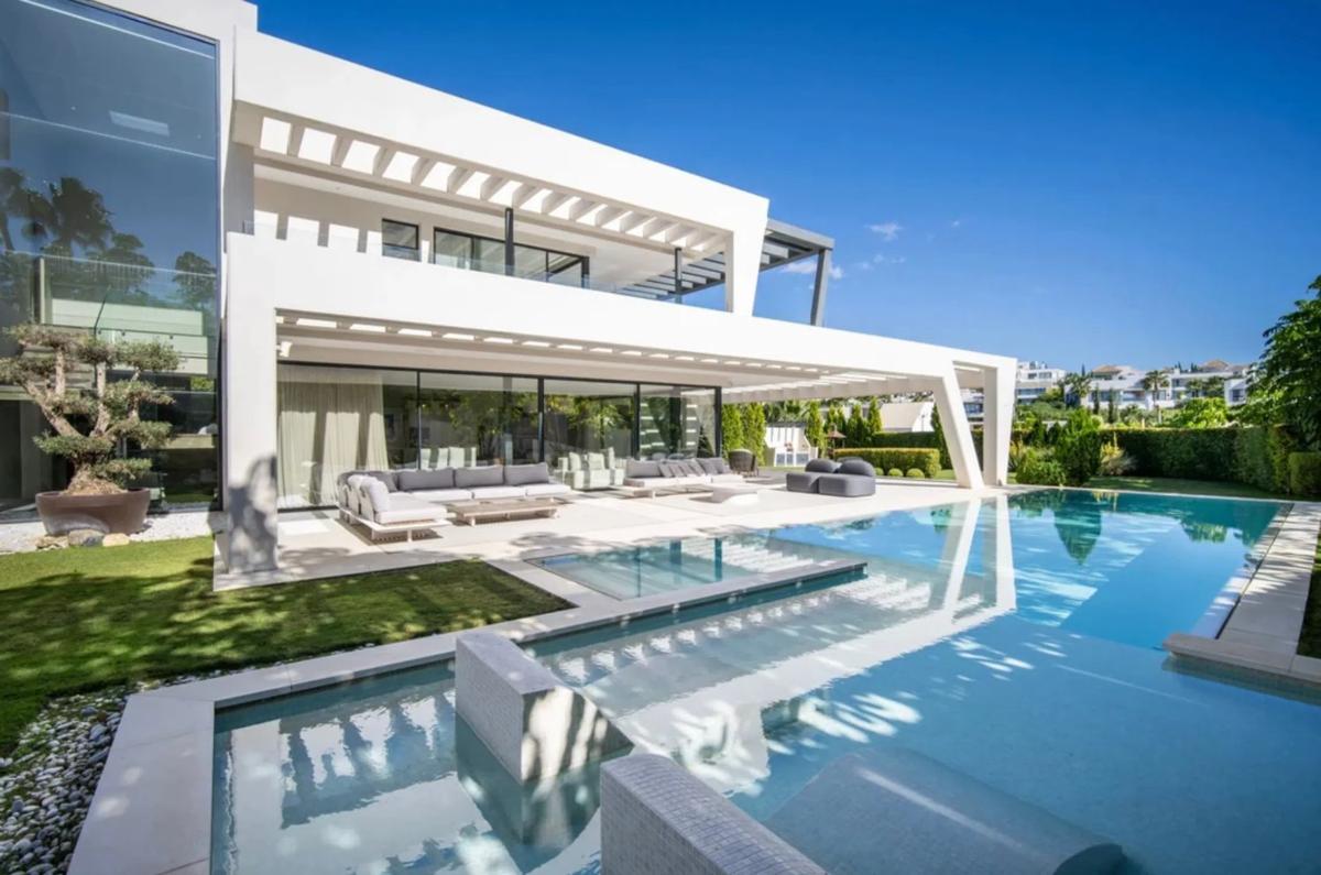Sale of independent chalet in Barrio Los Naranjos, Marbella
photo 1