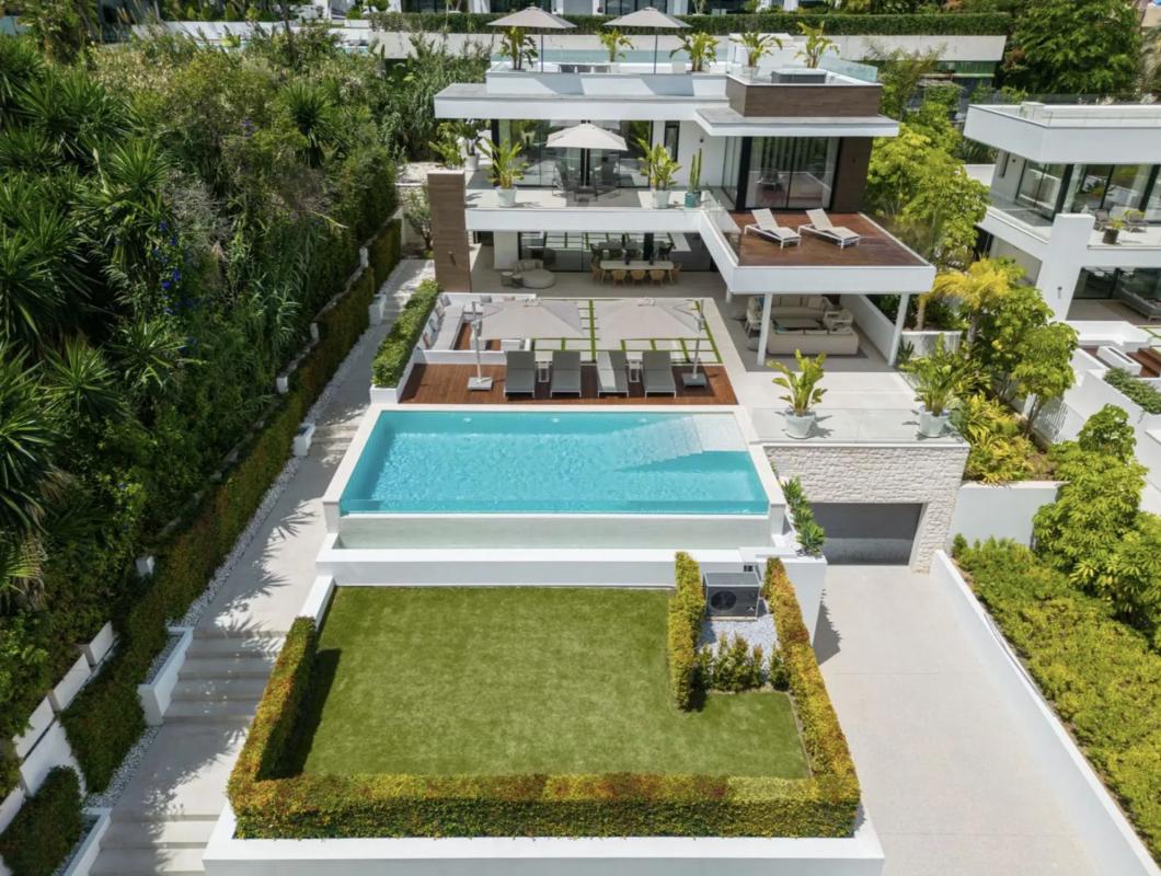 Sale of independent chalet in Barrio Nueva Andalucía, Marbella
photo 1