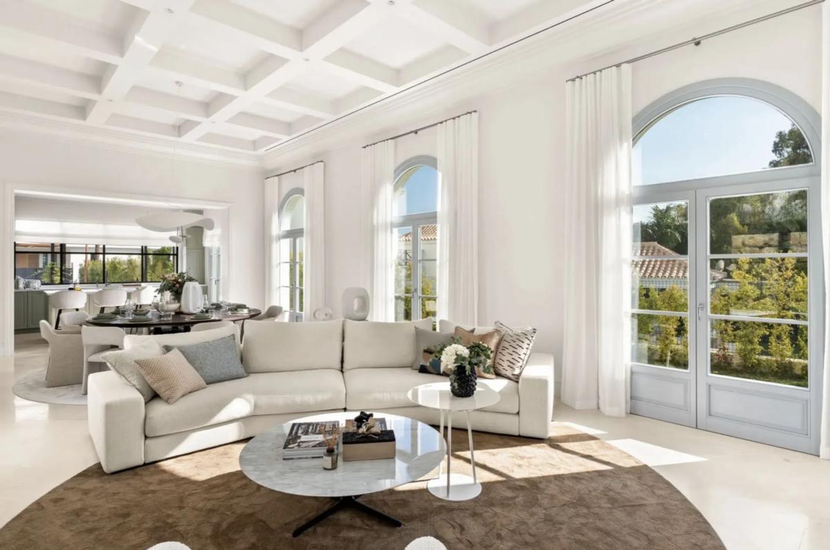 Sale of independent chalet in Barrio Nueva Andalucía, Marbella
photo 1