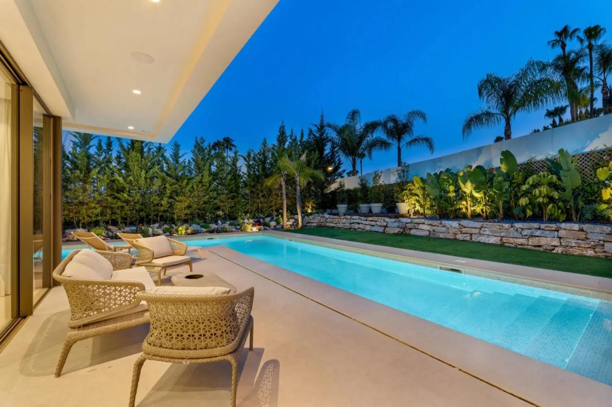 Sale of independent chalet in Barrio Nueva Andalucía, Marbella
 photo 3