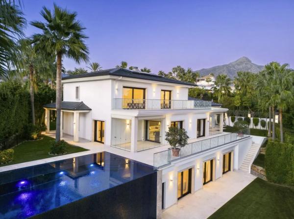 Chalet wolnostojący na sprzedaż w  Barrio Nueva Andalucía, Marbella photo 1