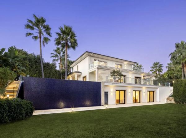 Chalet wolnostojący na sprzedaż w  Barrio Nueva Andalucía, Marbella photo 2