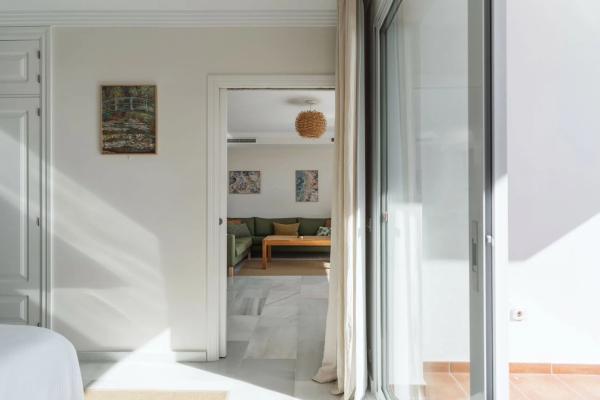Piso en venta en CL LOS GLADIOLOS-NVA ANDALUC, 1, Marbella
 photo 3
