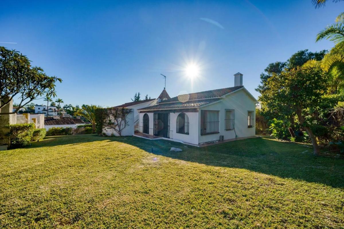 Sale of independent chalet in Barrio Nueva Andalucía, Marbella
photo 1