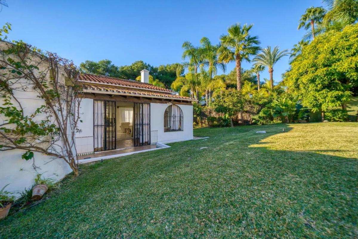 Sale of independent chalet in Barrio Nueva Andalucía, Marbella
photo 3