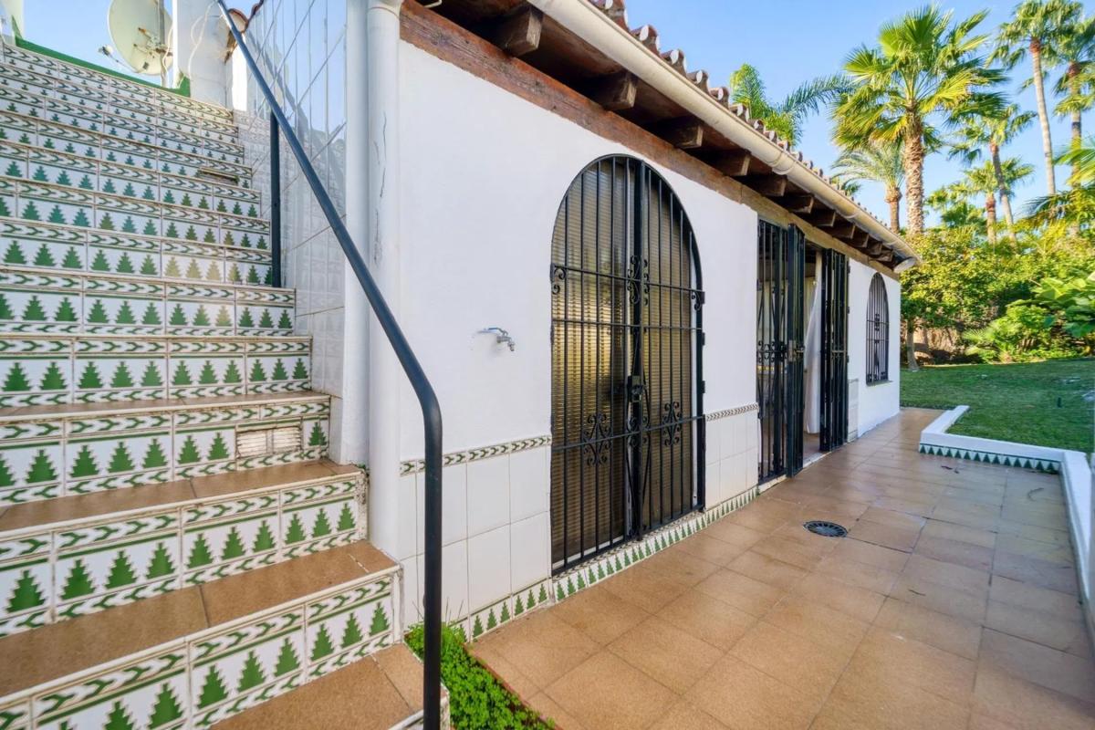 Sale of independent chalet in Barrio Nueva Andalucía, Marbella
photo 5