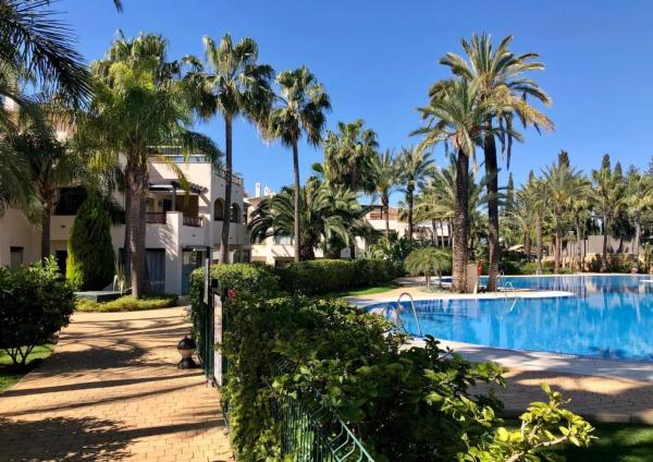 Piso en venta en Calle de las Adelfas, 5, Marbella
 photo 1