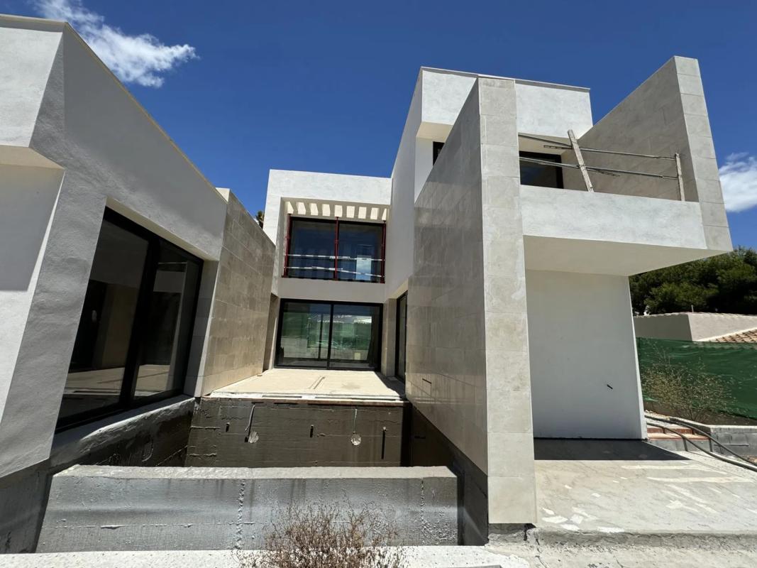 Sale of independent chalet in Barrio Nueva Andalucía, Marbella
photo 1