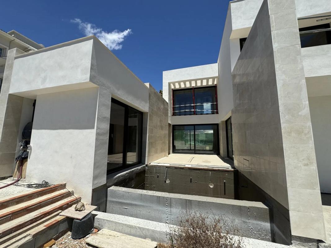 Sale of independent chalet in Barrio Nueva Andalucía, Marbella
photo 2