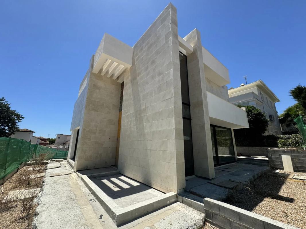 Sale of independent chalet in Barrio Nueva Andalucía, Marbella
photo 3