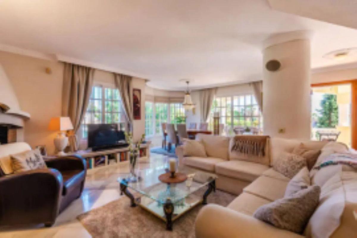 Sale of independent chalet in Calle los Jazmines, 395, Marbella
photo 5