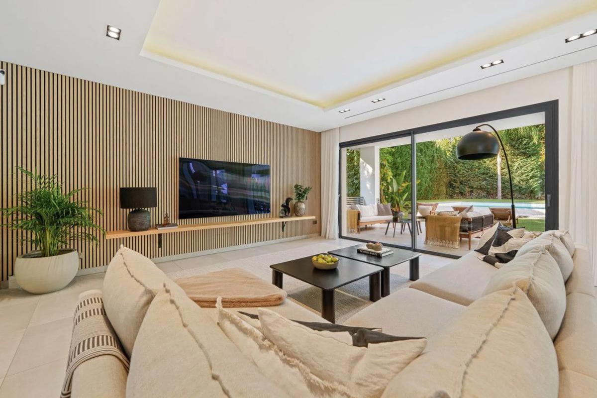 Sale of independent chalet in Calle Los Jazmines, Marbella
photo 2