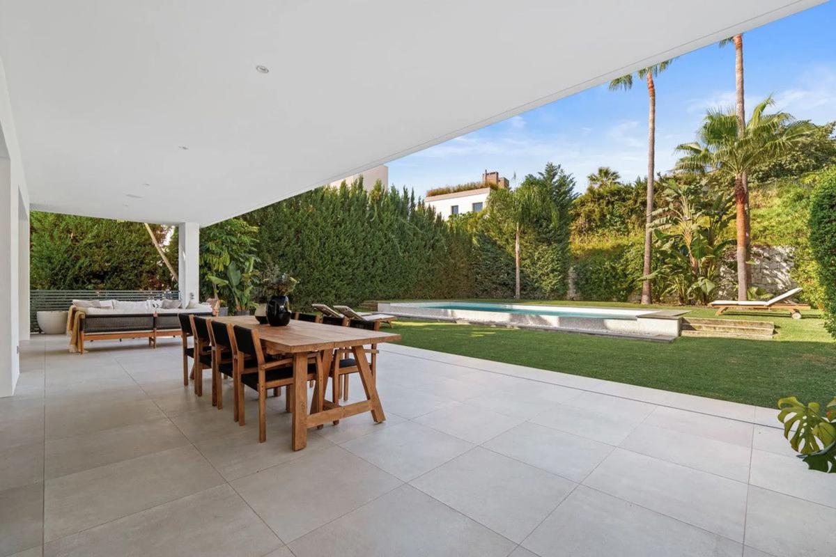 Sale of independent chalet in Calle Los Jazmines, Marbella
photo 3