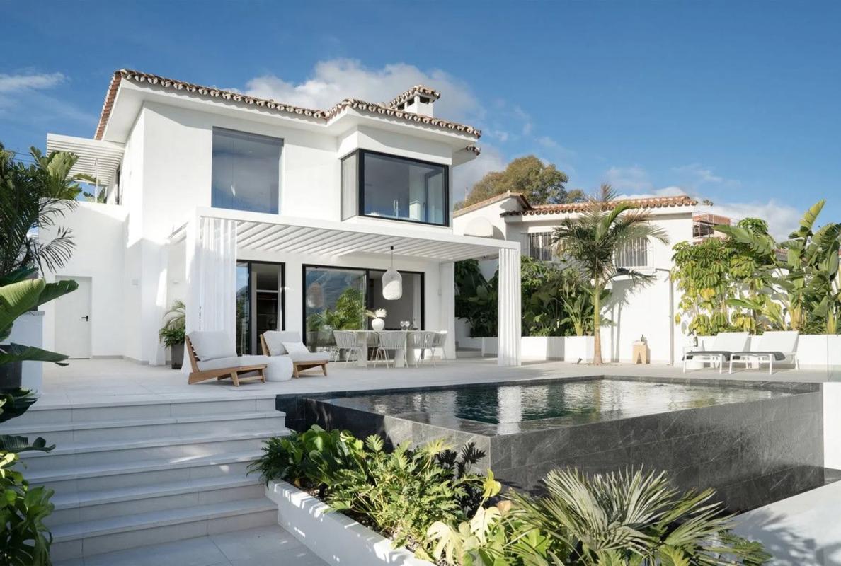 Sale of independent chalet in Avenida de los Girasoles, Marbella
photo 2