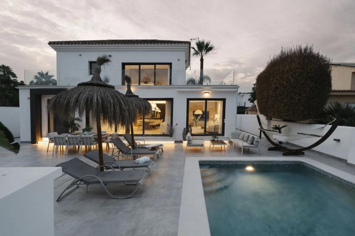 Sale of independent chalet in Calle 03B Nva Andaluc, Marbella
photo 2