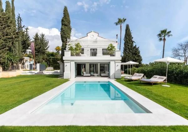 Independent chalet for sale in Barrio Nueva Andalucía, Marbella
 photo 1