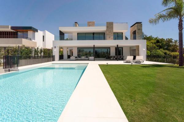 Independent chalet for sale in Barrio Nueva Andalucía, Marbella
 photo 1