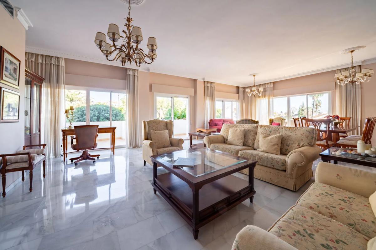 Venta de piso en CL GARDENIAS LAS, 3, Marbella
 photo 2