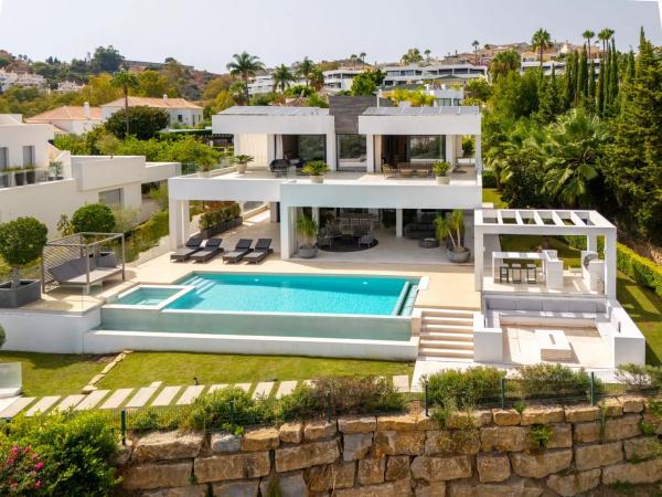 Independent chalet for sale in Barrio Nueva Andalucía, Marbella
 photo 1