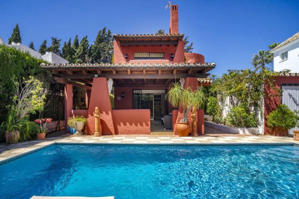 Independent chalet for sale in Barrio Nueva Andalucía, Marbella
 photo 1