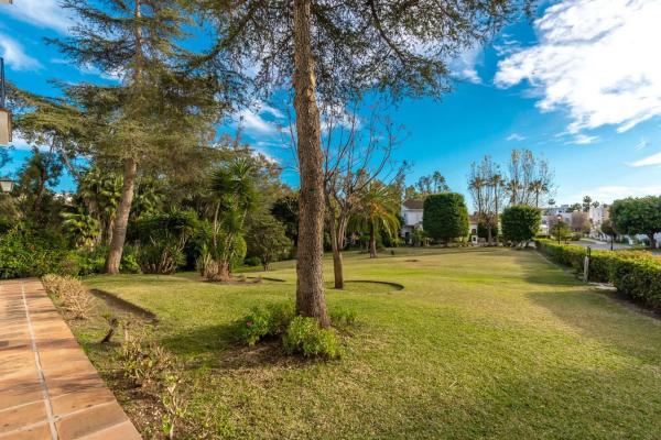 Apartment for sale in  Barrio Nueva Andalucía, Marbella photo 3