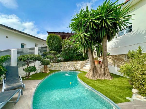 Chalet wolnostojący na sprzedaż w Calle los Helechos, Fuengirola photo 1