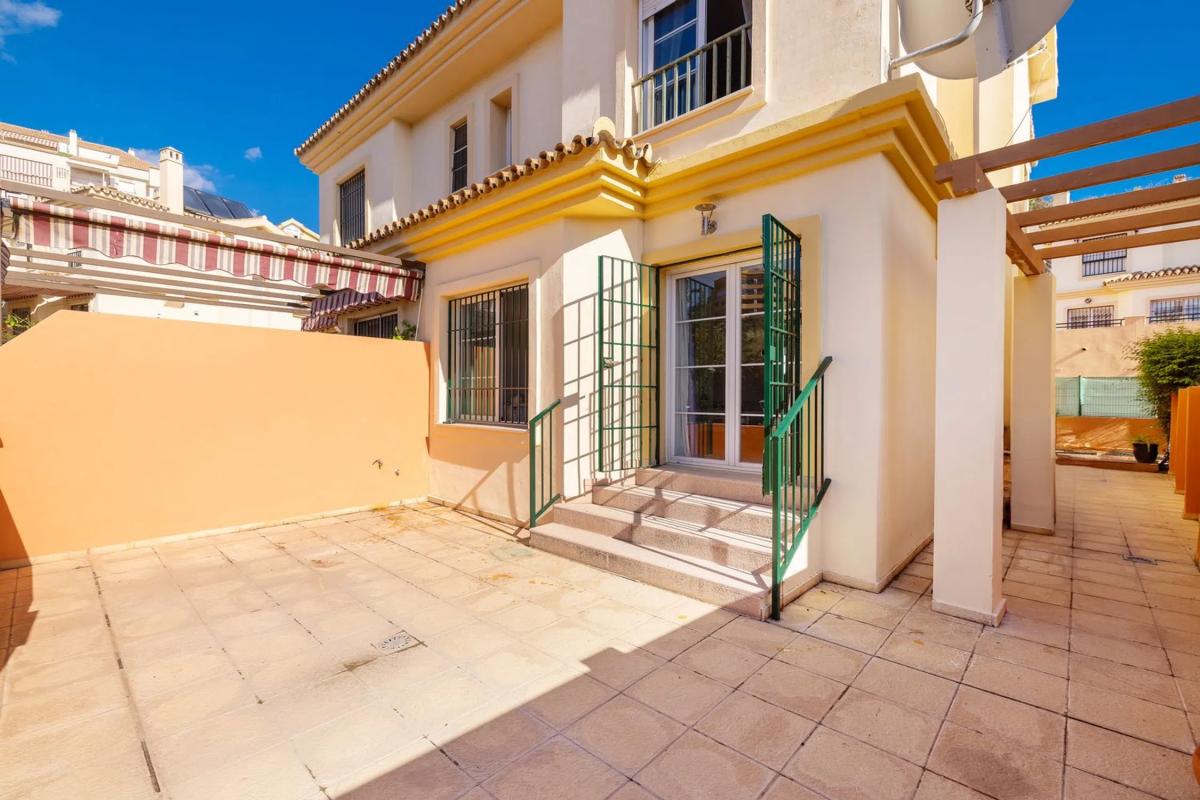 Venta de chalet adosado en Calle Agustína de Aragón , Fuengirola photo 2