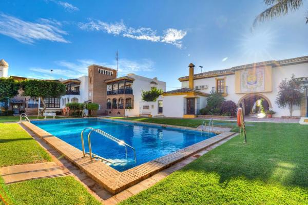 Piso en venta en Calle Maestra Ángeles Aspiazu s/n, Fuengirola
 photo 3