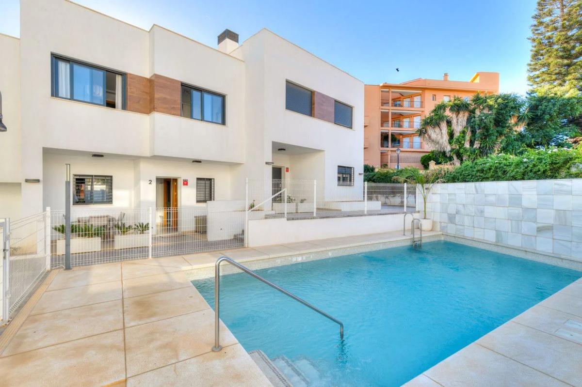Sprzedaż szeregowego domku w Calle Algarrobos , Fuengirola photo 3