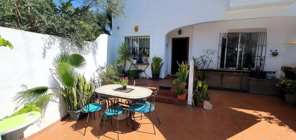 Chalet pareado en calle Eugenia de Montijo photo 2