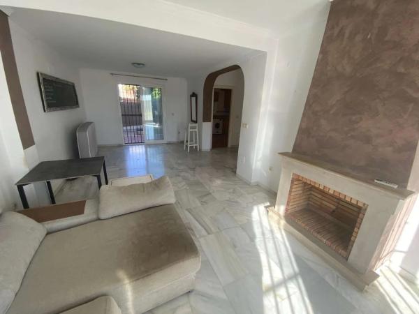 Chalet adosado en venta en  Calle los Chopos, 2 , Fuengirola photo 1
