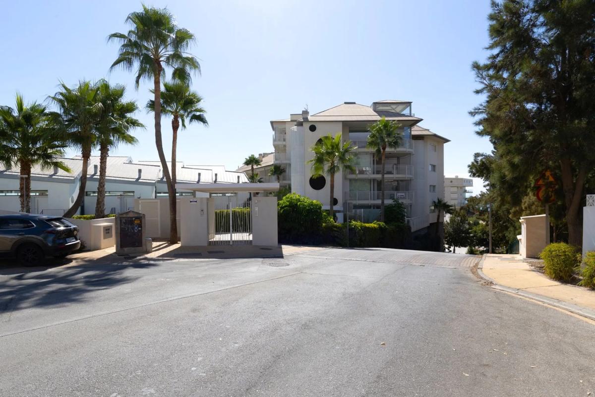 Sale of apartment in Avenida del Higuerón, Fuengirola
photo 1