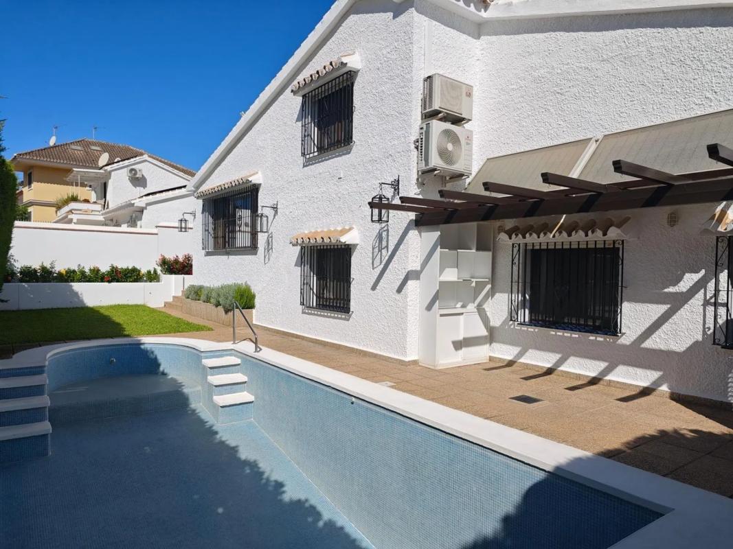 Sprzedaż niezależnego domku jednorodzinnego w Calle Agua, Fuengirola photo 1