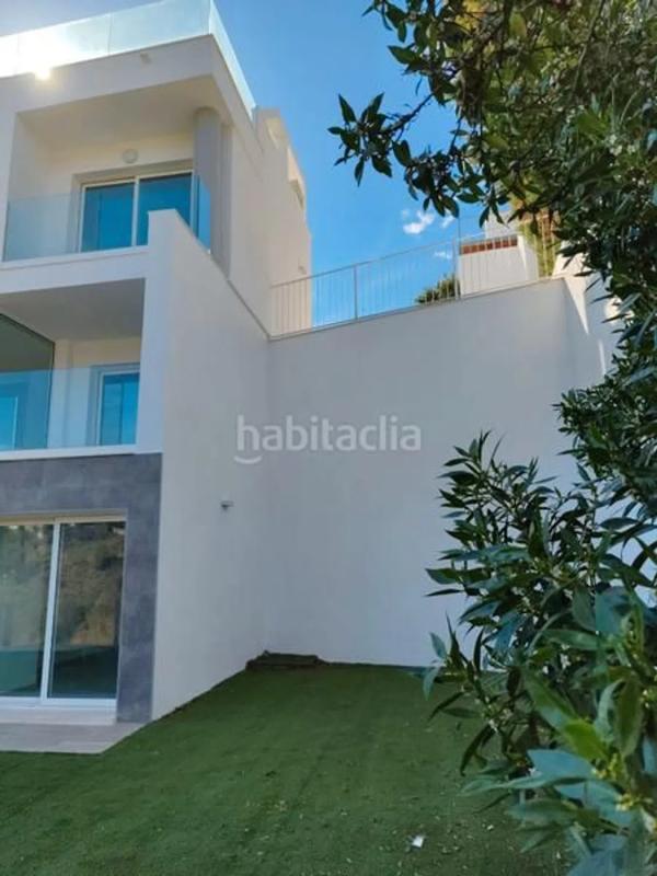 Venta de chalet adosado en  Calle Brezos , Fuengirola photo 3