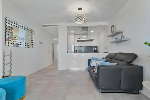 Piso en venta en CL MARGARITA SALAS, 1, Fuengirola
photo 1