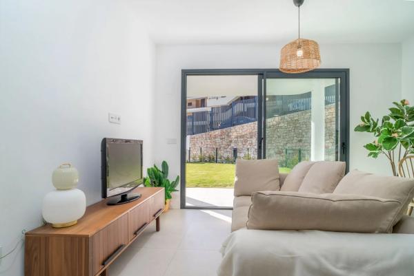 Piso en venta en Calle Leticia, Fuengirola
 photo 1