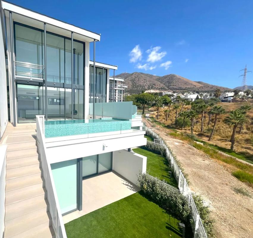Venta de chalet adosado en Avenida del Higuerón , Fuengirola photo 1