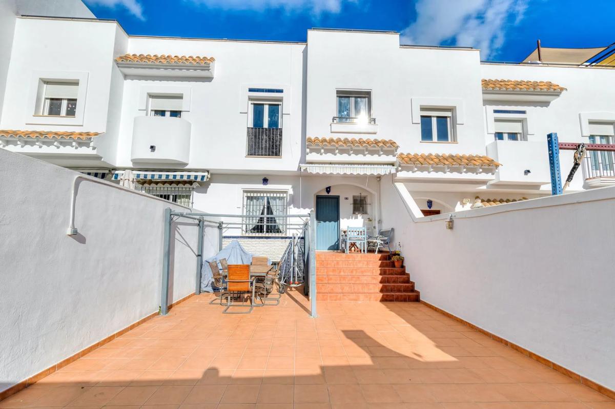 Venta de chalet adosado en Calle Eugenia de Montijo , Fuengirola photo 3